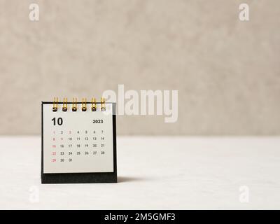 Kalender vom Oktober 2023 auf weißem Hintergrund Stockfoto