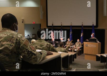 ROCHESTER, NEW YORK. - AUS DEN USA Luftwaffenbrücke. Gen. Michael W. Bank, New Yorker Befehlshaber mit doppeltem Status, dankt dem militärisch-medizinischen Team für die Unterstützung von COVID-Response-Operationen am University of Rochester Medical Center, Rochester, New York, 17. März 2022. USA Nördliches Kommando, durch die USA Army North ist nach wie vor entschlossen, das Verteidigungsministerium flexibel bei der COVID-Reaktion der gesamten Regierung zu unterstützen. Stockfoto