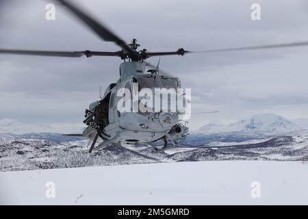 Oberst Eirik Stueland landet ein UH-1Y-Gift während der Exercise Cold Response 2022, Setermoen, Norwegen, 17. März 2022. Stueland ist befehlshabender Offizier des Maritime Helicopter Wing und das UH-1Y Venom ist dem Marine Light Attack Helicopter Squadron 269 zugeteilt. Übung Cold Response '22 ist eine alle zwei Jahre stattfindende norwegische nationale Bereitschafts- und Verteidigungsübung, die in ganz Norwegen stattfindet, unter Beteiligung jedes seiner Militärdienste sowie von 26 weiteren alliierten Nationen und regionalen Partnern der Nordatlantikvertrags-Organisation. Stockfoto