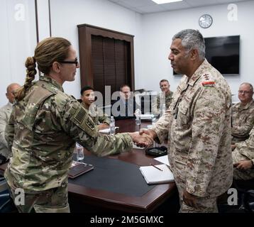 Generalmajor Kimberly Colloton, kommandierender General der USA Army Corps of Engineers Transatlantic Division, überreicht am 17. März 2022 Oberst Osama Al-Wehaib, dem kuwaitischen Leiter des Außendienstes des Militärs, eine Münze des Befehlshabers im Stützpunkt des Verteidigungsministeriums Kuwaits, Stadt Kuwait. Colloton ist in Kuwait, um an der zweijährlichen Project Financial Management Review zwischen US- und kuwaitischen Beamten teilzunehmen und sich mit Stakeholdern und Kunden des Army Corps of Engineer im Nahen Osten zu treffen. Stockfoto