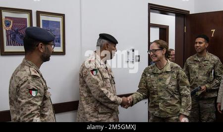 Generalmajor Kimberly Colloton, kommandierender General der USA Army Corps of Engineers Transatlantic Division, gibt Oberst Osama Al-Wehaib die Hand, dem kuwaitischen Leiter des Vertriebs von Auslandsmilitälern im Verteidigungsministerium, Kuwait City, am 17. März 2022. Colloton ist in Kuwait, um an der zweijährlichen Project Financial Management Review zwischen US- und kuwaitischen Beamten teilzunehmen und sich mit Stakeholdern und Kunden des Army Corps of Engineer im Nahen Osten zu treffen. Stockfoto