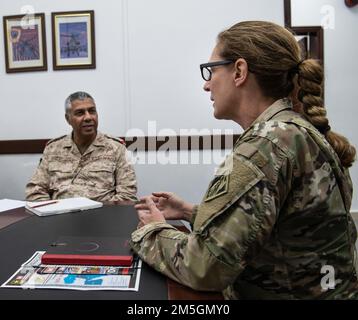 Generalmajor Kimberly Colloton, kommandierender General der USA Army Corps of Engineers Transatlantic Division, trifft sich am 17. März 2022 mit Oberst Osama Al-Wehaib, der kuwaitischen Direktorin für den Verkauf ausländischer Militärs, im Verteidigungsministerium der Stadt Kuwait. Colloton ist in Kuwait, um an der zweijährlichen Project Financial Management Review zwischen US- und kuwaitischen Beamten teilzunehmen und sich mit Stakeholdern und Kunden des Army Corps of Engineer im Nahen Osten zu treffen. Stockfoto