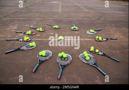 Tennisspieler aus dem Dorf erhielten nach der Veröffentlichung eines Artikels über ihre Notlage, Limpopo, Südafrika, eine neue Spielausrüstung Stockfoto