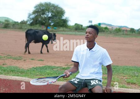 Tennisspieler aus dem Dorf erhielten nach der Veröffentlichung eines Artikels über ihre Notlage, Limpopo, Südafrika, eine neue Spielausrüstung Stockfoto