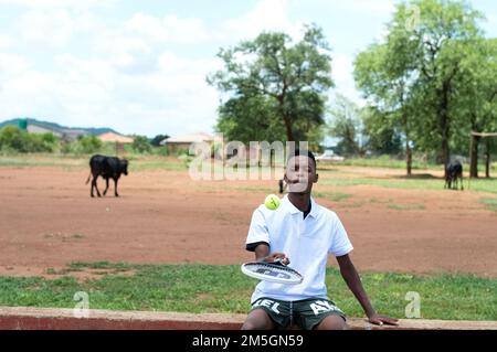 Tennisspieler aus dem Dorf erhielten nach der Veröffentlichung eines Artikels über ihre Notlage, Limpopo, Südafrika, eine neue Spielausrüstung Stockfoto