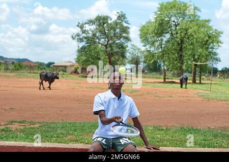 Tennisspieler aus dem Dorf erhielten nach der Veröffentlichung eines Artikels über ihre Notlage, Limpopo, Südafrika, eine neue Spielausrüstung Stockfoto