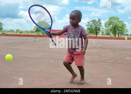 Tennisspieler aus dem Dorf erhielten nach der Veröffentlichung eines Artikels über ihre Notlage, Limpopo, Südafrika, eine neue Spielausrüstung Stockfoto