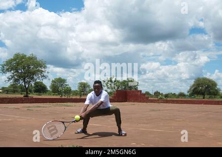 Tennisspieler aus dem Dorf erhielten nach der Veröffentlichung eines Artikels über ihre Notlage, Limpopo, Südafrika, eine neue Spielausrüstung Stockfoto