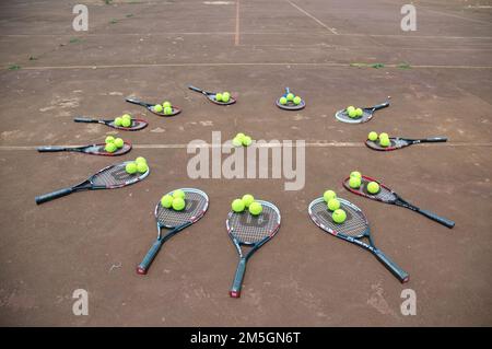 Tennisspieler aus dem Dorf erhielten nach der Veröffentlichung eines Artikels über ihre Notlage, Limpopo, Südafrika, eine neue Spielausrüstung Stockfoto