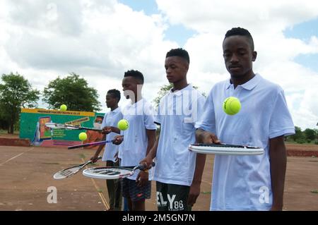 Tennisspieler aus dem Dorf erhielten nach der Veröffentlichung eines Artikels über ihre Notlage, Limpopo, Südafrika, eine neue Spielausrüstung Stockfoto