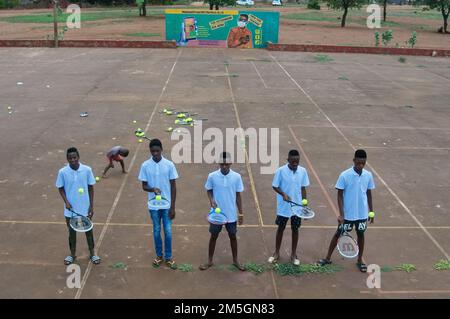 Tennisspieler aus dem Dorf erhielten nach der Veröffentlichung eines Artikels über ihre Notlage, Limpopo, Südafrika, eine neue Spielausrüstung Stockfoto