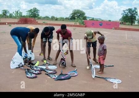 Tennisspieler aus dem Dorf erhielten nach der Veröffentlichung eines Artikels über ihre Notlage, Limpopo, Südafrika, eine neue Spielausrüstung Stockfoto