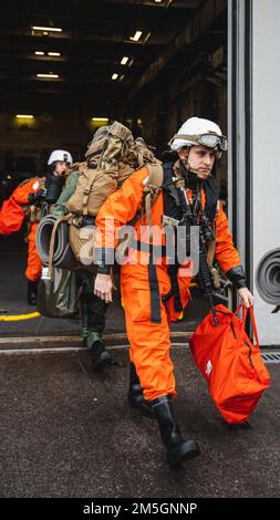 USA Benjamin Nadler bereitet sich auf die Beladung eines Royal Netherlands Air Force AS-532U2 Cougar an Bord der HNLMS Rotterdam während der Übung Cold Response 2022 vom 17. März 2022 vor. Nadler und ein Maschinengewehrer beim Jaeger-Konzeptzug, 3. Bataillon, 6. Marineregiment, 2D. Marine-Division, II. Marine-Expeditionstruppe. Übung Cold Response '22 ist eine alle zwei Jahre stattfindende norwegische nationale Bereitschafts- und Verteidigungsübung, die in ganz Norwegen stattfindet, mit Beteiligung jedes seiner Militärdienste sowie von 26 weiteren alliierten Nationen und RE der Nordatlantikvertrags-Organisation Stockfoto