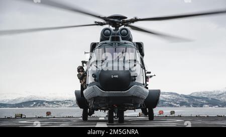 Ein AS-532U2 Cougar Hubschrauber bereitet sich auf den Start vom HNLMS Rotterdam während der Übung Cold Response 2022, 17. März 2022, vor. Der Hubschrauber ist der 300. Staffel, Helikopterkommando der Royal Netherlands Air Force zugeteilt. Übung Cold Response '22 ist eine alle zwei Jahre stattfindende norwegische nationale Bereitschafts- und Verteidigungsübung, die in ganz Norwegen stattfindet, unter Beteiligung jedes seiner Militärdienste sowie von 26 weiteren alliierten Nationen und regionalen Partnern der Nordatlantikvertrags-Organisation. Stockfoto