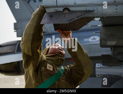 USA Air Force Staff Sgt. Samill Harkness, 555. Flugzeugwartungseinheit Waffen-Lade-Team-Chef des 31. Kampfflügels, Aviano Air Base, Italien, überprüft die Sicherheit von Munition auf einer US-amerikanischen Air Force F-16C Fighting Falcon auf Kroatiens 91. Luftwaffenstützpunkt in Pleso, 17. März 2022. Die 31. FW führte routinemäßige Agile Combat Employment-Operationen mit kroatischen Verbündeten durch. Missionen wie diese verbessern die Bereitschaft, auf potenzielle Herausforderungen in Südosteuropa zu reagieren. Stockfoto