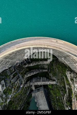 Das Wasserkraftwerk am Fluss Enguri in Georgia aus der Vogelperspektive Stockfoto