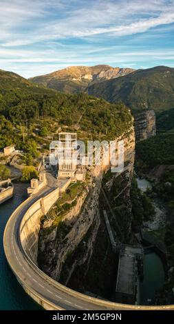 Ein Blick auf die Drohne des Wasserkraftwerks am Enguri River in Georgia Stockfoto