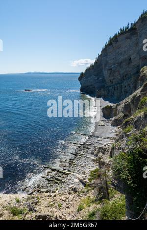 Blick auf den Nationalpark Forillon auf der Halbinsel Gaspesie an einem sonnigen Tag Stockfoto