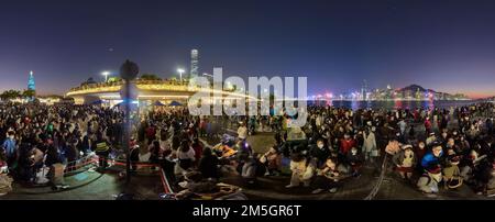 Hongkong - Dezember 21 2022: Überfüllte Menschen nehmen an der großen Party in WKCD Teil. Der West Kowloon Cultural District (WKCD) ist ein großes Kunstentwicklungsgebiet in Hon Stockfoto