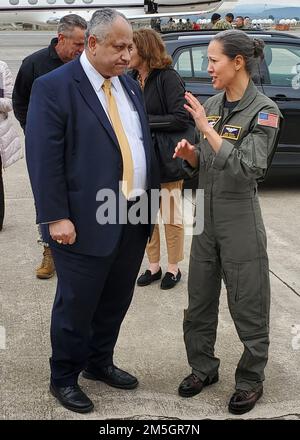 220317-N-OX321-2065 MARINEFLUGSTATION SIGONELLA, Italien (17. März 2022) – Marineminister Carlos Del Toro, Left, spricht mit Kommandomeisterin Anna Wood, Kommandooberhaupt der Marineflugstation Sigonella, bei Ankunft in NAS Sigonella am 17. März 2022. Die strategische Lage von NAS Sigonella ermöglicht es den US-Streitkräften, den alliierten Streitkräften und den Streitkräften der Partnerstaaten, bei Bedarf zu entsenden und zu reagieren, um Sicherheit und Stabilität in Europa, Afrika und dem Zentralkommando zu gewährleisten. Stockfoto