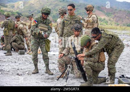 USA Infanterie-Infanterie-Soldaten mit 2. Bataillon, 27. Infanterie-Regiment, 3. Infanterie-Brigaden-Kampfteam, 25. Infanterie-Division, Und philippinische Soldaten mit 92. Infanterie-Bataillon, 1. Brigaden-Kampfteam, 2. Infanterie-Division, nutzen die Direct-Lay-Technik in einer kombinierten Mörserübung während Salaknib 2022 auf Fort Magsaysay, Nueva, Ecija, Philippinen, März 17, 2022. Salaknib wird jährlich von der philippinischen Armee geführt Von der Army Pacific gesponserte bilaterale Übung zur Verbesserung der Kapazitäten und der Interoperabilität der US-amerikanischen und philippinischen Armee im gesamten Spektrum des militärischen OPs Stockfoto