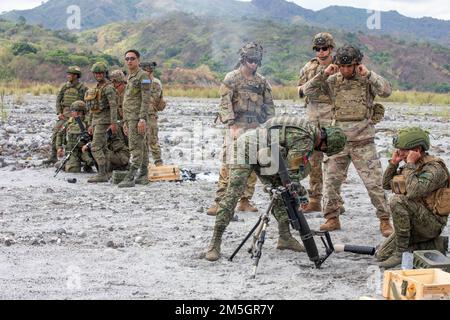 USA Infanterie-Infanterie-Soldaten mit 2. Bataillon, 27. Infanterie-Regiment, 3. Infanterie-Brigaden-Kampfteam, 25. Infanterie-Division, Und philippinische Soldaten mit 92. Infanterie-Bataillon, 1. Brigaden-Kampfteam, 2. Infanterie-Division, nutzen die Direct-Lay-Technik in einer kombinierten Mörserübung während Salaknib 2022 auf Fort Magsaysay, Nueva, Ecija, Philippinen, März 17, 2022. Salaknib wird jährlich von der philippinischen Armee geführt Von der Army Pacific gesponserte bilaterale Übung zur Verbesserung der Kapazitäten und der Interoperabilität der US-amerikanischen und philippinischen Armee im gesamten Spektrum des militärischen OPs Stockfoto