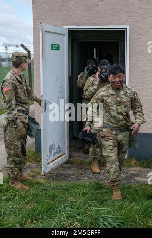 USA Soldaten, die dem 39. Strategischen Signalbataillon zugeteilt wurden, verlassen die Masken-Konfidenzkammer während der Ausbildung zur chemischen, biologischen, radiologischen und nuklearen Verteidigung auf dem Luftwaffenstützpunkt Chièvres, Belgien, 17. März 2022. Um die Kenntnisse über ihre CBRN-Ausrüstung und -Verfahren zu erhalten, führte die Einheit Schulungen durch, um die Bereitschaft zu gewährleisten und ihre jährlichen Anforderungen zu erfüllen. Stockfoto