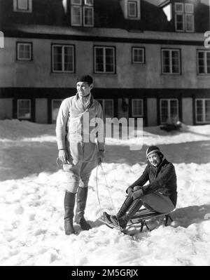 CLARK GABLE und seine 2. Frau RIA LANGHAM GABLE auf einem Winterurlaub 1933 Stockfoto