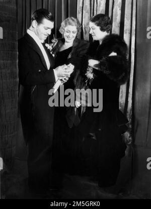 CLARK GABLE und seine 2. Frau RIA LANGHAM GABLE (rechts) mit einer unbekannten Frau bei einer Hollywood-Veranstaltung im Cocoanut Grove Club im Ambassador Hotel in Los Angeles im Jahr 1933 Stockfoto