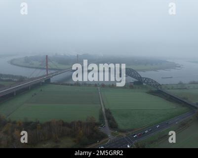 Haus Knipp Eisenbahnbrücke Autobahnbrücke zwischen Baerl und Beeckerwerth in Duisburg, Deutschland. Beeckerwerth-Brücke über den rhein. Stockfoto