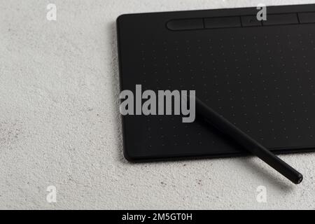 Das Grafiktablett mit einem Eingabestift auf weißem Hintergrund. Stockfoto