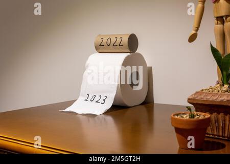 Toilettenpapiere, geschrieben als 2022 und 2023, was bedeutet, dass das alte Jahr gehen und das neue Jahr willkommen heißen Stockfoto