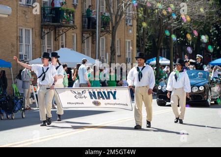 BOSTON (17. März 2022 ) Matrosen, die der USS Constitution march zugeteilt wurden, im örtlichen St. Patricks Day Parade im Rahmen der Savannah Navy Week. Die USS Constitution ist das älteste über Wasser in Auftrag gegebene Kriegsschiff der Welt und spielte eine entscheidende Rolle in den Berberkriegen und dem Krieg von 1812, indem sie von 1797 bis 1855 aktiv Seemeilen verteidigte. Während des normalen Betriebs bieten die an Bord der USS Constitution stationierten aktiven Matrosen kostenlose Touren an und bieten jährlich mehr als 600.000 Menschen Besucherrechte an, da sie die Mission des Schiffes unterstützen, die Geschichte und das maritime Erbe der Marine zu fördern und das Bewusstsein dafür zu schärfen Stockfoto