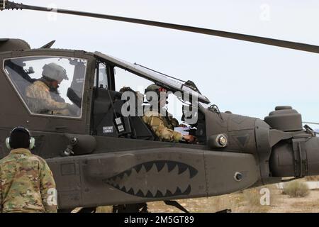 Soldaten, die dem 1-229. AngriffsBataillon und der 16. Kampfluftfahrtbrigade zugeteilt sind, führen am 17. März 2022 Aktivitäten vor dem Flug im Orchard Combat Training Center durch. Die Einheit führte Luftschusstische durch und trainierte mit den USA Air Force und Idaho Air National Guard. Stockfoto