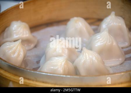 Gedünstete Schweinssuppenknödel mit Namen Xiao Long bao in Taiwan, taiwanesischer Gourmet. Stockfoto