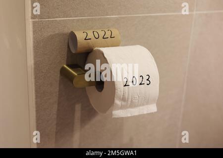 Toilettenpapiere, geschrieben als 2022 und 2023, was bedeutet, dass das alte Jahr gehen und das neue Jahr willkommen heißen Stockfoto