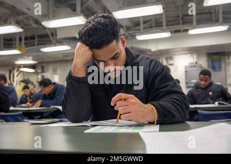 220317-N-VS068-1077 PAZIFIK (17. März 2022) – Aviation Electrician’s Mate 3. Klasse Ryan Ayala nimmt an einer Navy-weiten Aufstiegsprüfung an Bord des Amphibienschiffs USS Makin Island (LHD 8) am 17. März Teil. Makin Island führt Routineeinsätze in der US-3.-Flotte durch. Stockfoto