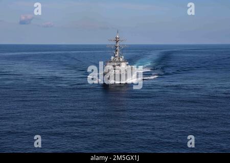 220317-N-UN585-1810 MITTELMEER (17. März 2022) die Arleigh-Burke-Klasse Guided-Missile Destroyer USS Ross (DDG 71) durchquert das Mittelmeer, März 17. Ross, nach Rota, Spanien, ist auf seiner 12. Patrouille in den USA Sechster Einsatzbereich der Flotte zur Unterstützung regionaler Verbündeter und Partner sowie nationaler Sicherheitsinteressen der USA in Europa und Afrika. Stockfoto