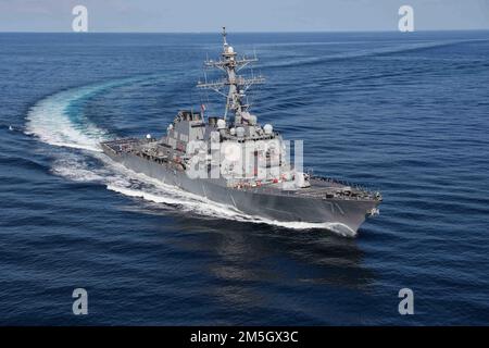 220317-N-UN585-1878 MITTELMEER (17. März 2022) die Arleigh-Burke-Klasse Guided-Missile Destroyer USS Ross (DDG 71) durchquert das Mittelmeer, März 17. Ross, nach Rota, Spanien, ist auf seiner 12. Patrouille in den USA Sechster Einsatzbereich der Flotte zur Unterstützung regionaler Verbündeter und Partner sowie nationaler Sicherheitsinteressen der USA in Europa und Afrika. Stockfoto