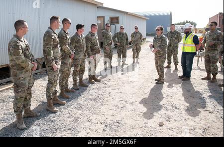 Generalmajor Kimberly Colloton, kommandierender General der USA Army Corps of Engineers Transatlantic Division, danke den Soldaten, die den USA zugeteilt wurden Army Theater Engineer Brigade für ihre Bemühungen und Unterstützung der Mission auf dem Luftwaffenstützpunkt Ali Al Salem, Kuwait, 17. März 2022. Colloton ist in Kuwait, um Bauprojekte zu prüfen und sich an wichtigen Führungsaufgaben mit Stakeholdern und Kunden der Transatlantic Division im Nahen Osten zu beteiligen. Stockfoto