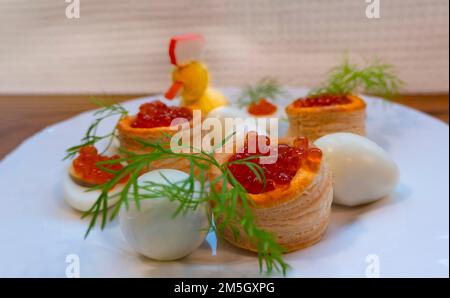 Nahaufnahme von Kaviar und Frischkäse Vorspeise auf Cracker Stockfoto