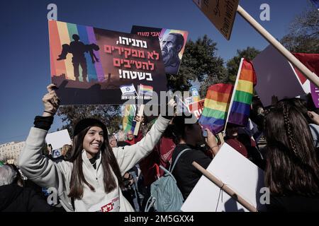 Jerusalem, Israel. 29. Dezember 2022. Aktivisten aus dem ganzen Land demonstrieren außerhalb der Knesset in Jerusalem gegen die neue israelische Regierung, die innerhalb des Parlaments zur Macht vereidigt wird. Benjamin Netanjahu, 73, wird wieder an die Macht kommen und eine Regierung führen, die Analysten als die rechtschaffenste, konservativste und voreingenommenste Regierung in der Geschichte des Landes bezeichnen. Die Koalitionsabkommen der neuen Regierung stellen für die LGBTQ-Gemeinschaft und andere Minderheiten einen verheerenden Schlag für die Sache des religiösen Pluralismus, der Gleichheit des Militärdienstes, der Gesetze gegen die Aufstachelung zum Rassismus und der Menschenrechte dar. Stockfoto