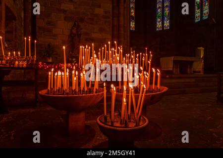 Innenansicht der Eglise Notre-Dame du Bout du Pont. Saint-Jean-Pied-de-Port ist der Ausgangspunkt für den Camino Frances de Santiago de Compostela. Stockfoto