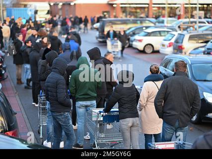 Bunde, Deutschland. 29. Dezember 2022. Lange Schlangen bilden sich vor einem Discounter in Bunde. Nach einer langen Wartezeit im vergangenen Jahr beginnt der Verkauf von Feuerwerkskörpern in der Grenzregion zu den Niederlanden. Tausende Holländer haben sich mit Raketen und Feuerwerkskörpern bestückt. Kredit: Lars Klemmer/dpa/Alamy Live News Stockfoto