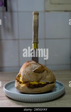 Seitanas. Portugiesisches Rezept für das traditionelle Bifana, aber mit Seitan statt Schweinesteaks. 100 % veganes Rezept. Stockfoto