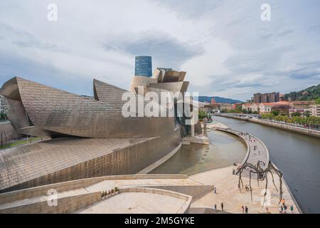 Bilbao, mit dem Wahrzeichen und dem Fluss Nervion in der Abenddämmerung, Bilbao, Baskenland, Spanien Stockfoto