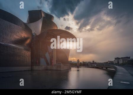 Bilbao, mit dem Wahrzeichen und dem Fluss Nervion in der Abenddämmerung, Bilbao, Baskenland, Spanien Stockfoto