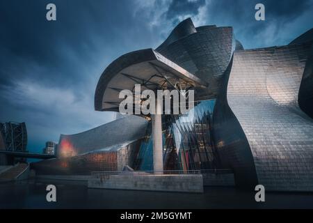 Bilbao, mit dem Wahrzeichen und dem Fluss Nervion in der Abenddämmerung, Bilbao, Baskenland, Spanien Stockfoto