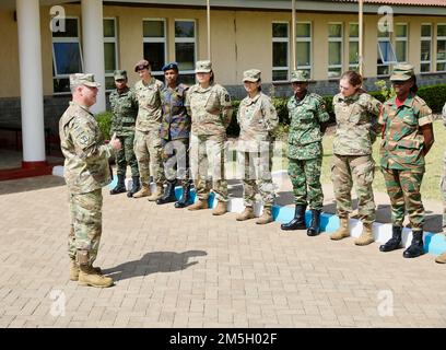 Brigg. General Ronald A. Cupples, USA Army Southern European Task Force, Africa Deputy commanding General und National Guard Joint Force Headquarters-Massachusetts Assistant Adjutant General sprechen an Frauen, die während des Women's History Month, 18. März 2022, Nairobi, Kenia, an der Exercise Justified Accord teilnehmen. Übungsbegründete Vereinbarung ermöglicht es den USA und unseren afrikanischen Partnern, dauerhaften Frieden und Stabilität in der Region zu unterstützen. Über 800 Mitarbeiter nahmen an der Übung Teil, zu der auch eine multinationale Übung vor Ort und eine Übung an der Kommandostelle gehörten. Stockfoto