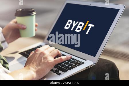 Person verwendet Laptop und Bybit Kryptowährung Börse. Stockfoto
